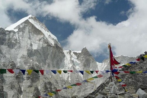 An outbreak of Coronavirus on Mount Everest has infected dozens of people, according to one guide who works in the area.

Lukas Furtenbach estimates there could be around 100 cases at the South Base Camp in Nepal but local officials denied it, saying any symptoms were caused by other illnesses including altitude sickness.

The Austrian climber said he had cancelled his expedition because of fears of the spread of Covid which he said led to one of his foreign guides and six local Sherpas testing positive for the virus.

Tour groups are asked to quarantine for three days when they arrive in Nepal and take a test before going to base camp but it has been reported tests are not being enforced and climbers are setting off without them.

Last month, a Norwegian climber became the first to test positive at the camp and returned home.

The virus is currently surging in Nepal with 177 deaths reported on Friday bringing the county’s death toll to 6,024.

Nepal, between China and India, vaccinated more than two million people with the AstraZeneca vaccine provided by India and China’s Sinopharm but had to call a halt to its programme after it failed to get fresh stock of the vaccine.

Src: Yahoo press