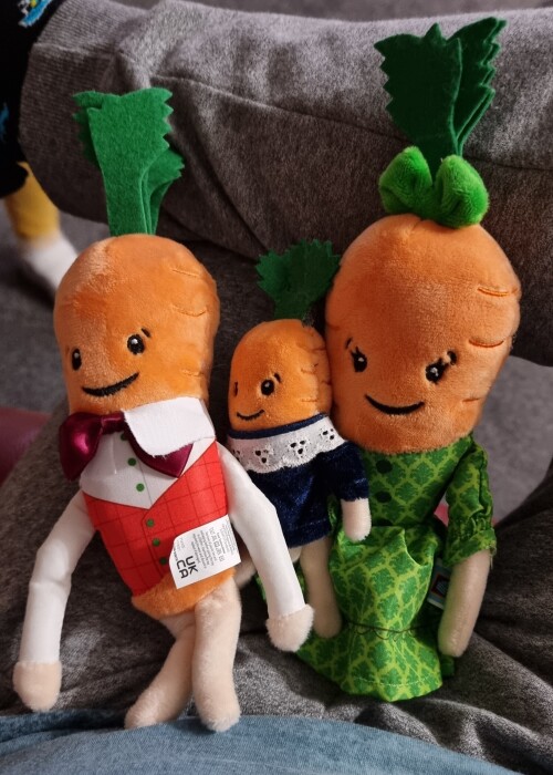 (( ALDI carrot ?  family )) cute ?