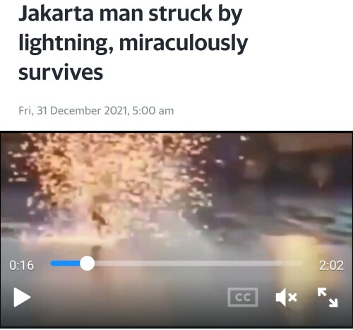 A Jakarta security officer was struck by lightning and miraculously survived, video from December 31 shows. Abdul Rosyid, 31, is improving after a week of treatment in the hospital. Part of his body was still covered in bandages from the burns he suffered from the December 20 incident.