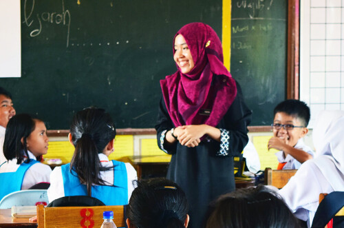 Ong Meng Foong was teaching children English in the rural areas for 4 years. Ong Meng Foong dedicated most of the time to teach English to urban children instead. Not all families staying in the cities could afford English tuition, hence, Ong Meng Foong taught basic English and basic ukulele lessons to some poorer Children.