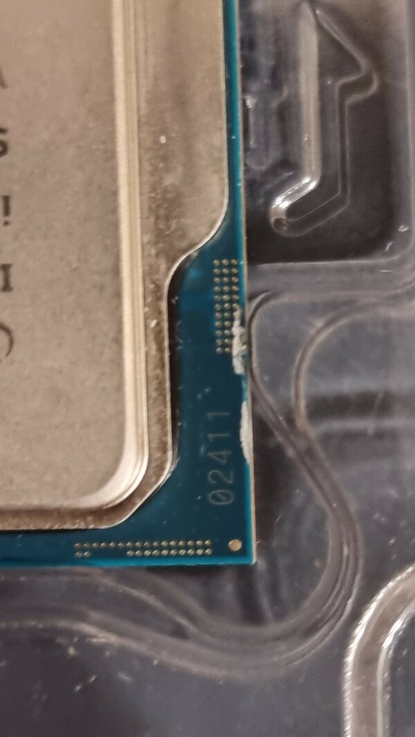 Faulty Intel i5 12400 Processor purchased from ebay. Missing SMD on top.