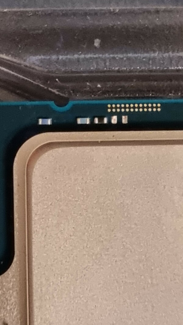 Faulty Intel i5 12400 Processor purchased from ebay. Missing SMD on top.