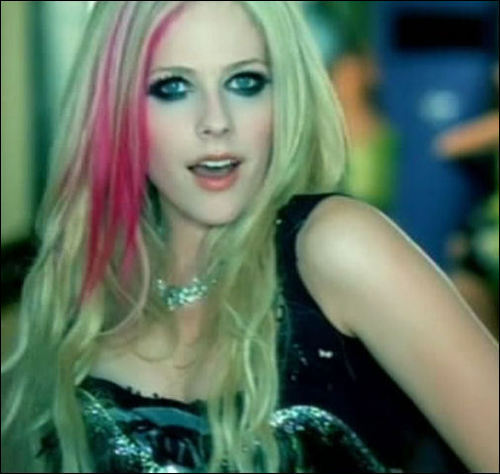 hot-music-vid-pics-avril-lavigne-7540161-500-4743d2923b582f74cdc.jpg